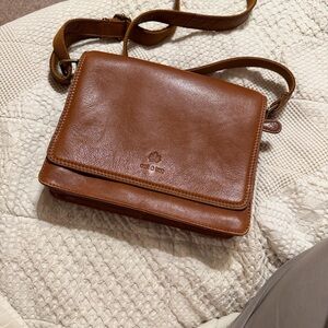 Elegant Tan Leather Crossbody Bag